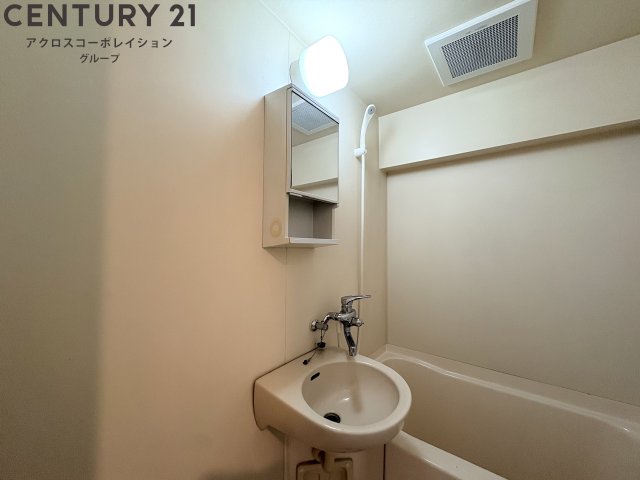 洗面設備　浴室内にシンプルな洗面台がついてます！