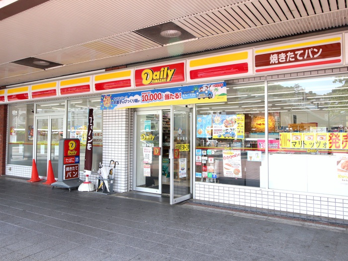 コンビニ　デイリーヤマザキ箕面駅前店（コンビニ）まで996m