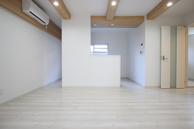 居室・リビング　同物件別号室のものです。