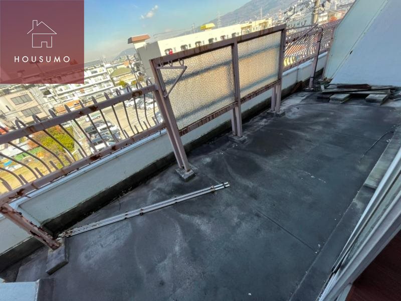 バルコニー　暖かな日差しのふりそそぐバルコニー