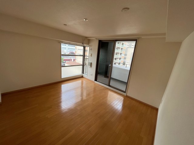 居室・リビング　2面採光の広々リビング♪