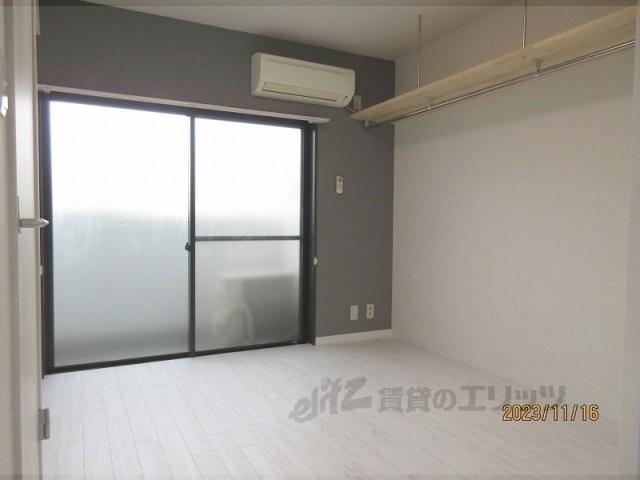 居室・リビング　床の色：白