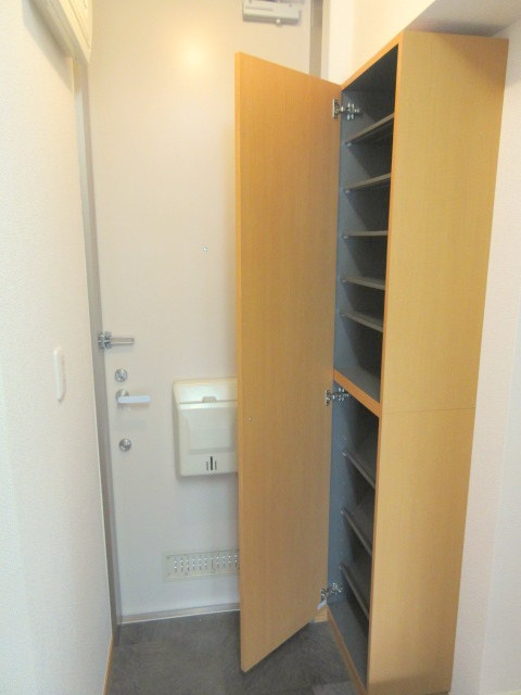 玄関　大型のシューズボックス付き玄関