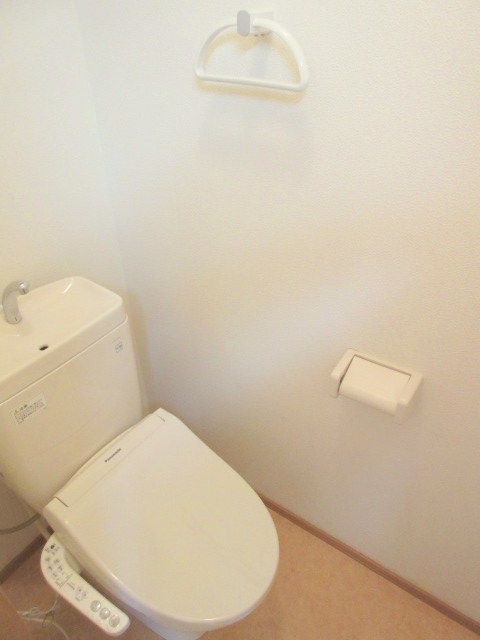 トイレ　トイレは嬉しいウォシュレット完備