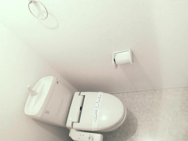 トイレ　写真は別の部屋のものです。