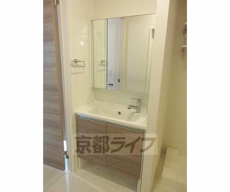 洗面設備　大きな鏡の洗面台です・