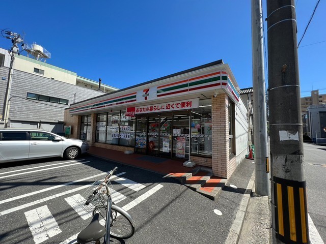 コンビニ　セブンイレブン広島新庄店（コンビニ）まで556m