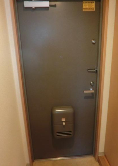 玄関　別部屋の写真を使用しております。
