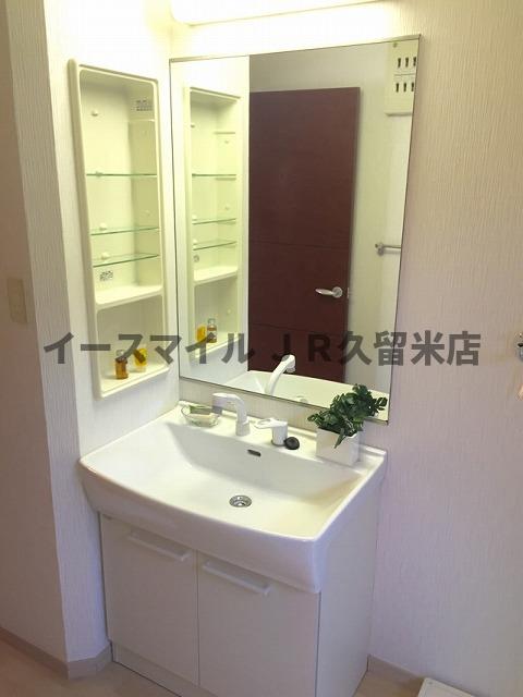 洗面設備　独立洗面台、小物を置くことができて便利です