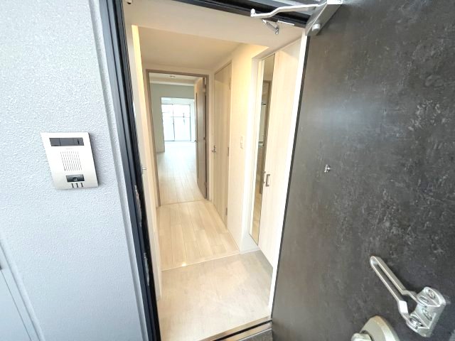 玄関　写真は同じ間取りでの反転となっております。