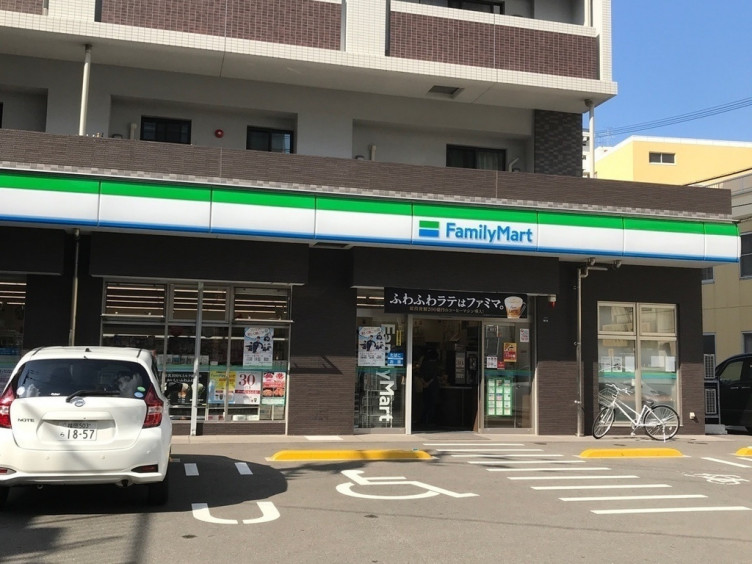 コンビニ　ファミリーマートおやま県庁前店（コンビニ）まで236m