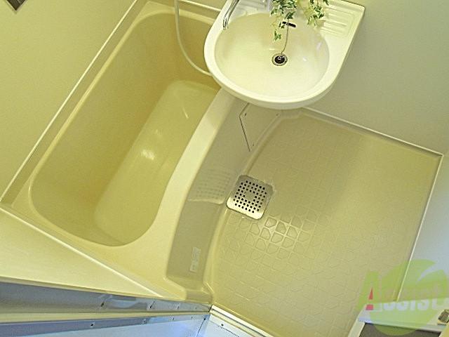 バス・シャワールーム　お風呂には窓があり、明るく風通し良好。セパレートでゆったり