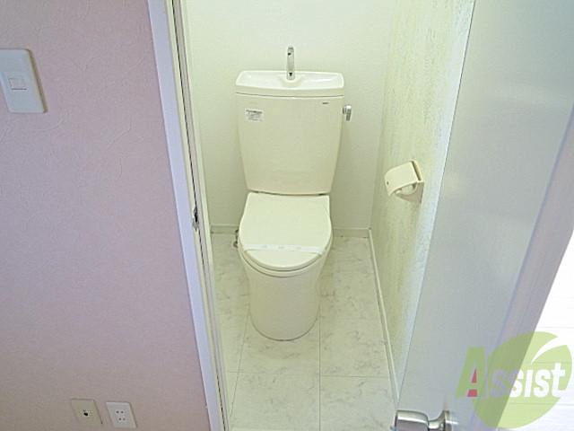 トイレ　トイレの床、クロスもお洒落にリフォーム。清潔感に溢れます