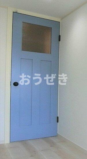 玄関　オリジナルカラーのお洒落な建具