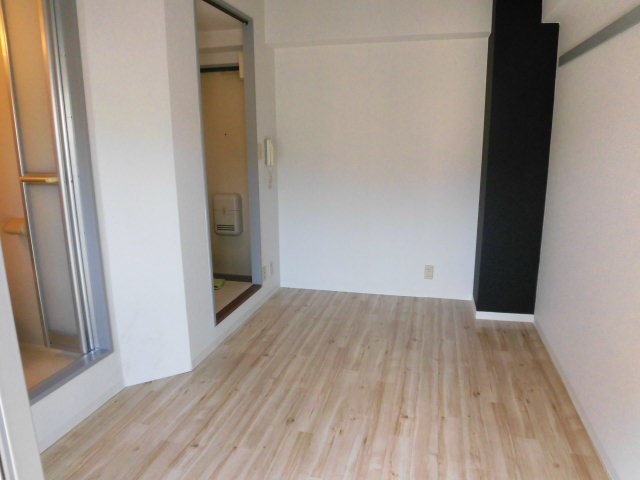 居室・リビング　オシャレなフローリングのお部屋です。