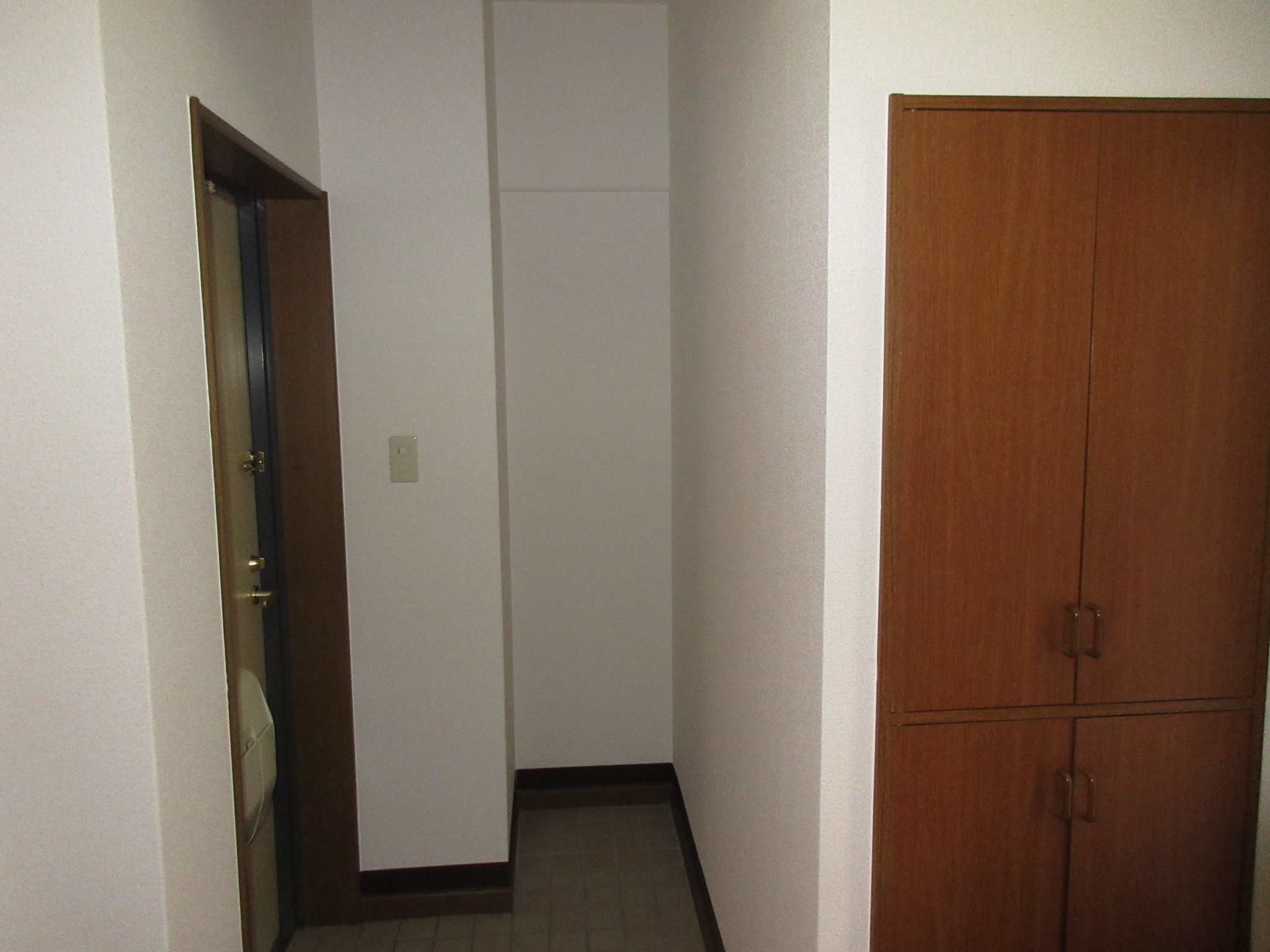 玄関　（同タイプの別部屋の写真）