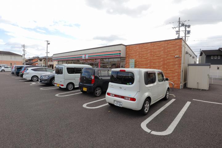 コンビニ　セブン－イレブン岐阜琴塚３丁目店（コンビニ）まで370m