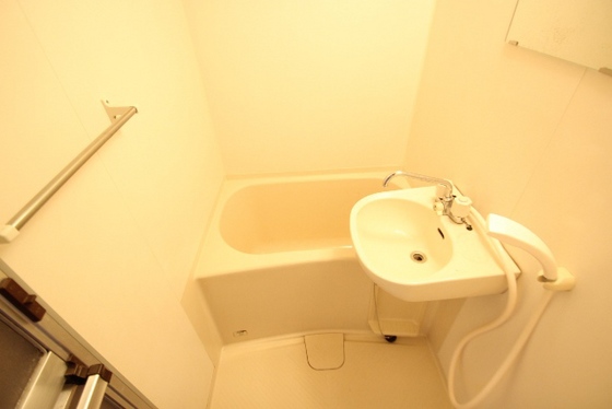 バス・シャワールーム　※別部屋の写真です