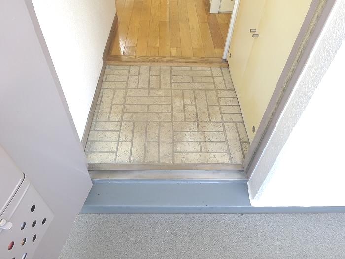 玄関　※写真は反転タイプの別室