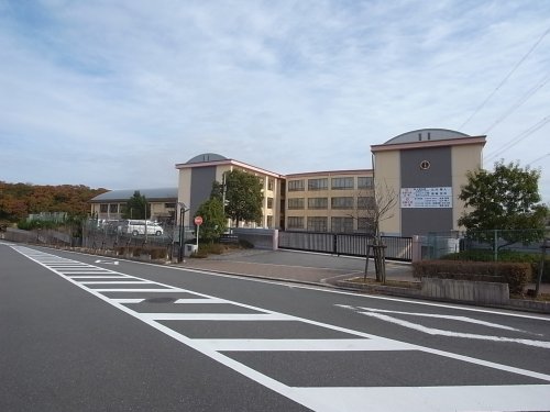 中学校　精華町立精華西中学校（中学校）まで690m