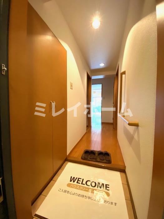 玄関　同建物内、別のお部屋の参考写真になります。