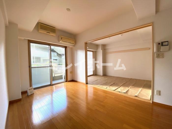 居室・リビング　同建物内、別のお部屋の参考写真になります。