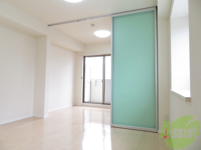 居室・リビング　１０帖のＬＤＫ。引き戸を開けると解放感があります。