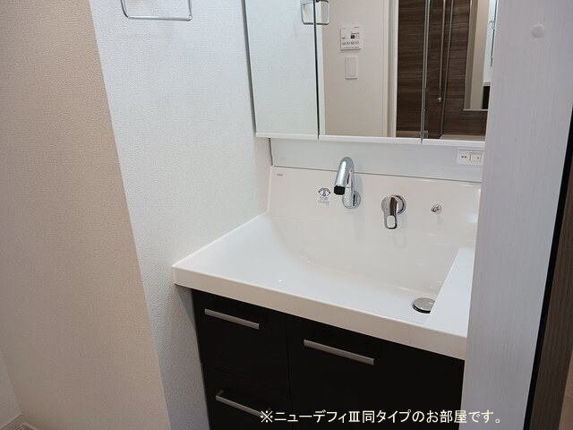 洗面設備　ゆったりとスペースのある洗面所