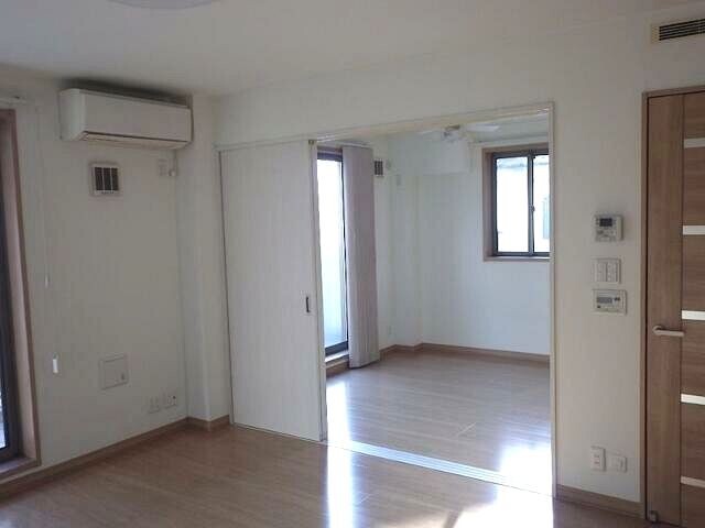 居室・リビング　南向きのお部屋です