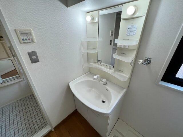 洗面設備　独立洗面台、朝の身支度には欠かせません