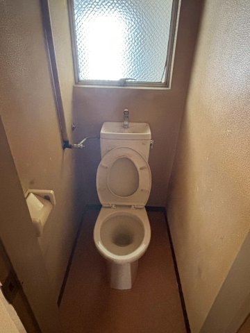 トイレ　落ち着いた色調のトイレです
