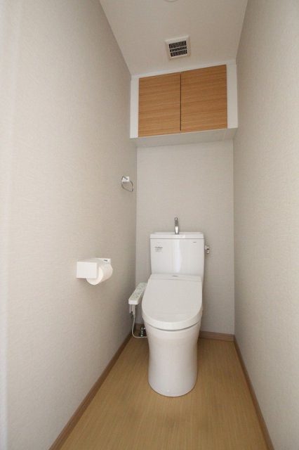 トイレ　同物件別号室の写真です。