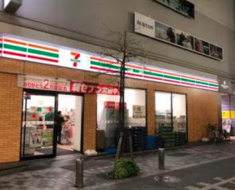 コンビニ　セブンイレブン 西新宿3丁目店（コンビニ）まで245m