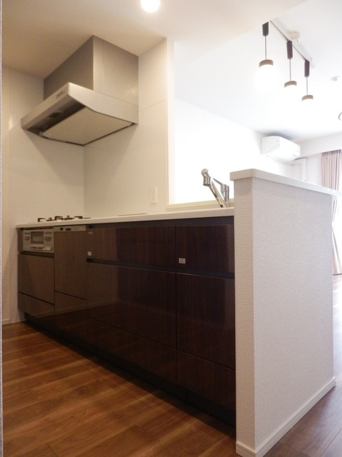 キッチン　ガス３口コンロ　食器洗い洗浄機（２０２４年５月撮影）