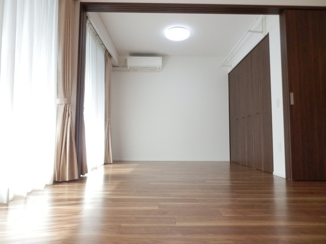 その他部屋・スペース　リビングから洋室５．０畳（２０２４年５月撮影）