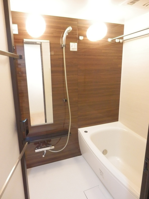 バス・シャワールーム　追焚機能付・浴室乾燥機付（２０２４年５月撮影）