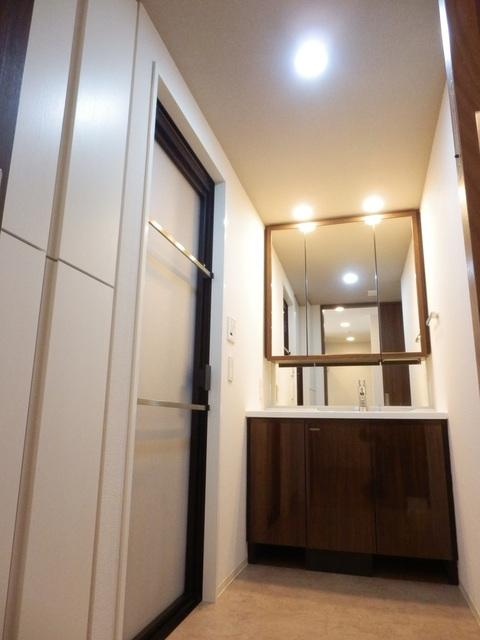 洗面設備　三面鏡洗面化粧台　リネン庫あり（２０２４年５月撮影）