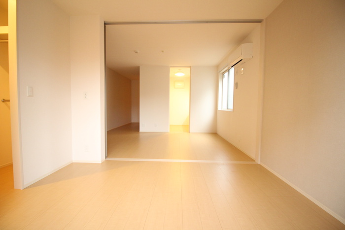 居室・リビング　同じ部屋タイプの別部屋の写真です。現況と異なる場合は現況を優