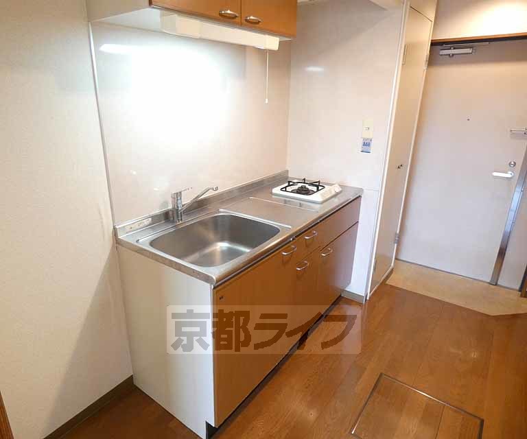 キッチン　神宮丸太町駅近くのＲＣ造のセパレートマンションです。