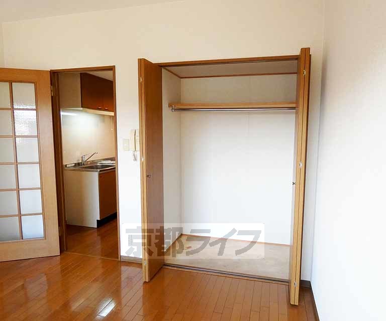 収納　神宮丸太町駅近くのＲＣ造のセパレートマンションです。