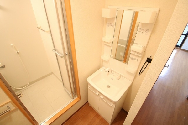 洗面設備　※同間取り別号室の写真です。