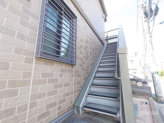 エントランス　2Fに上がる階段です☆