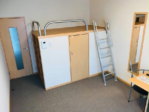 居室・リビング　1階フローリング、2階カーペット、3階カーペット