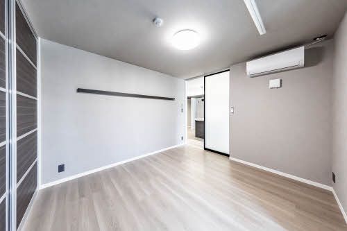 その他部屋・スペース　【洋室】７．０帖の洋室です。ピクチャーレールもついています♪