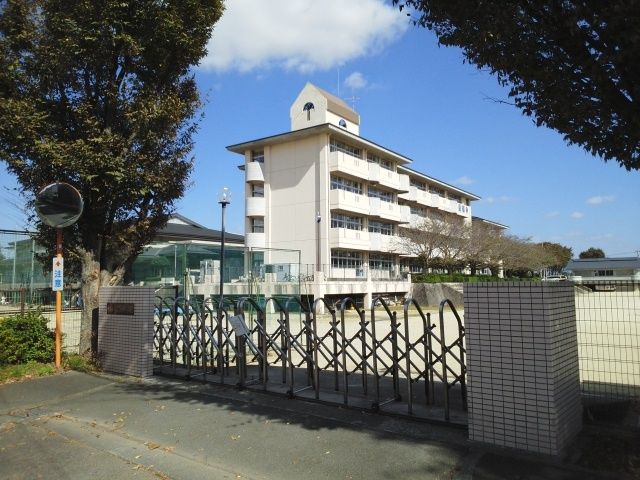 中学校　長嶺中学校（中学校）まで700m