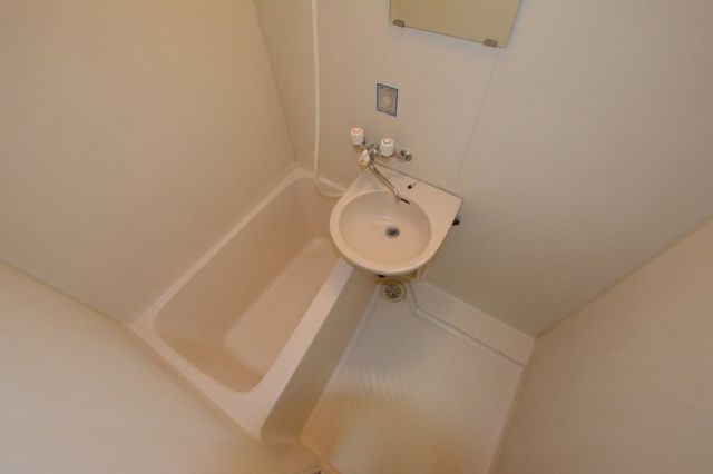 バス・シャワールーム　シンプルで機能的なユニットバス