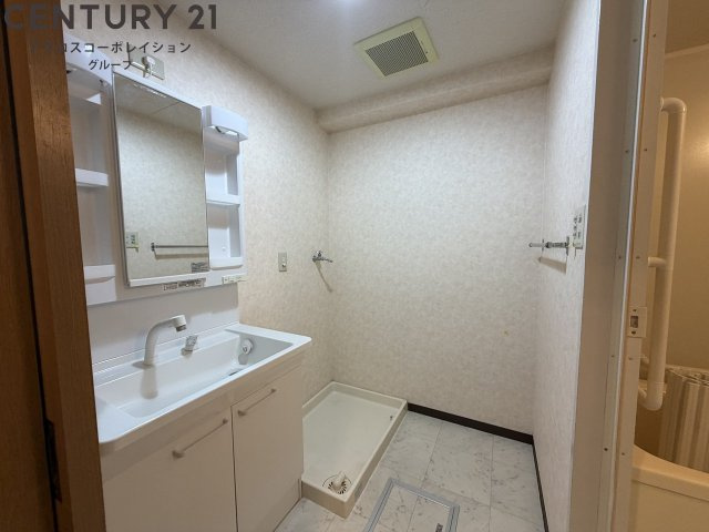洗面設備　洗面所内に室内洗濯機置場がついてます！