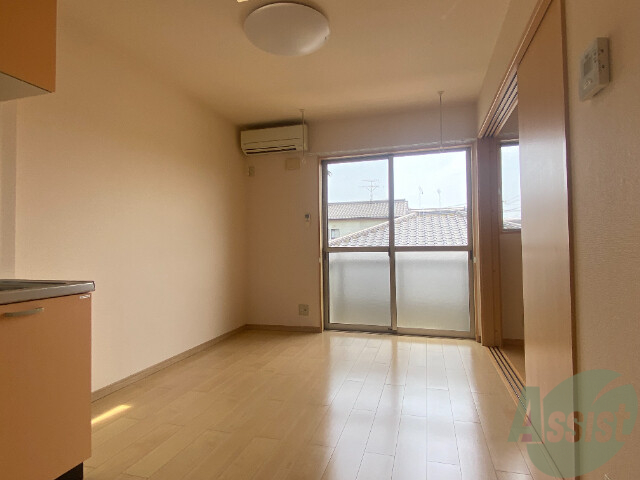 居室・リビング　７．５帖の洋室です。窓が大きく光が差し込みます。