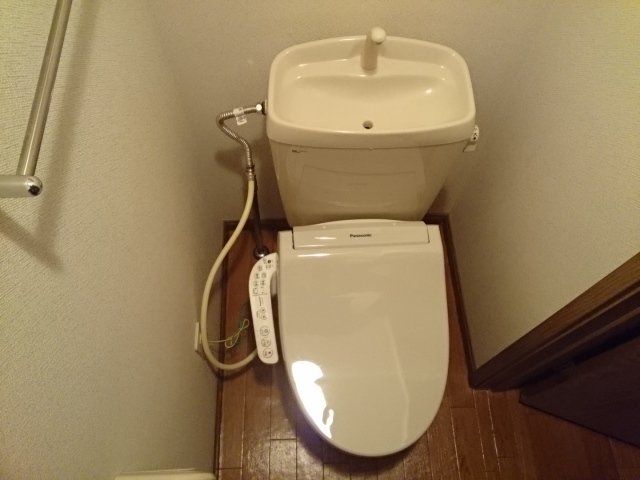 トイレ　落ち着いた色調のトイレです