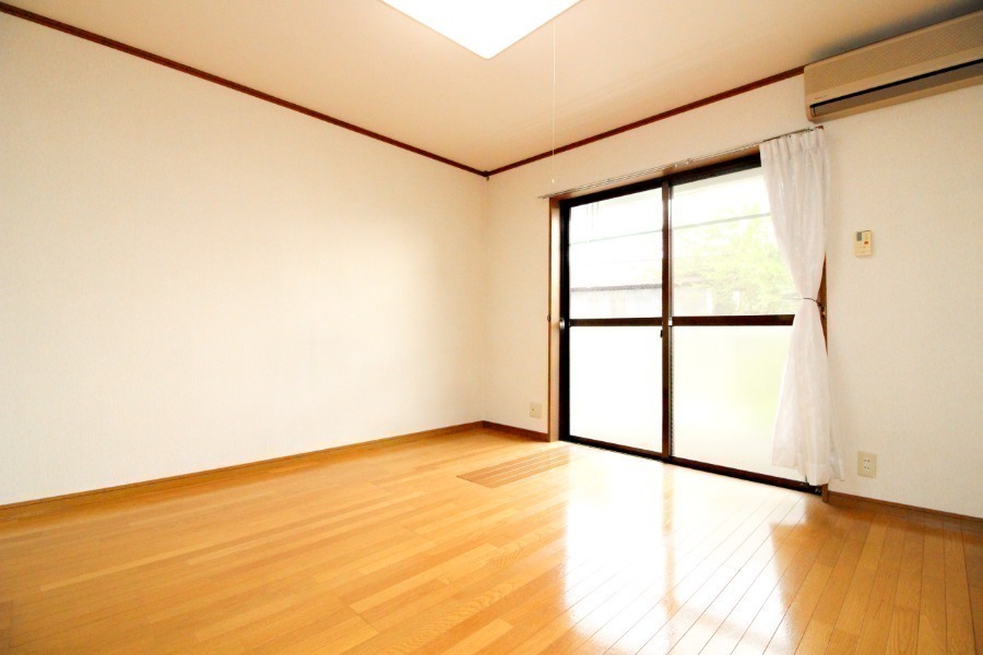 居室・リビング　明るい洋室